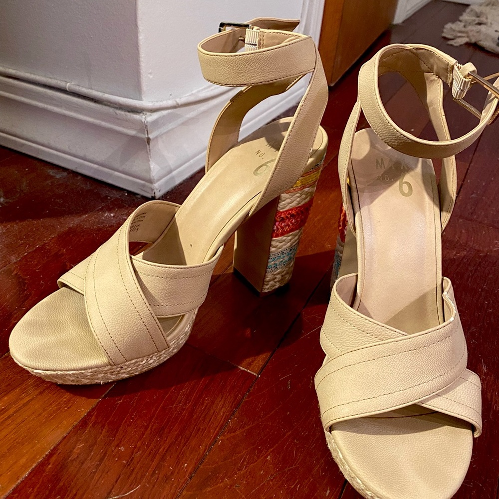 Brand new, never worn before, summer heels! Very comfortable and easy to match!